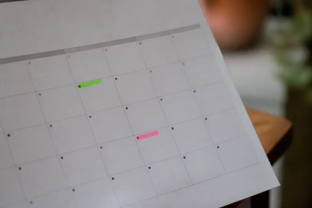 Calendrier avec dates d'embauche et fin de contrat surlignées