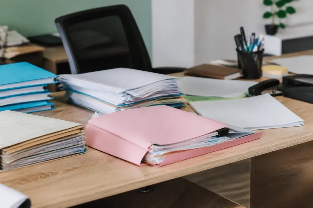 Formulaires administratifs et documents officiels sur bureau professionnel