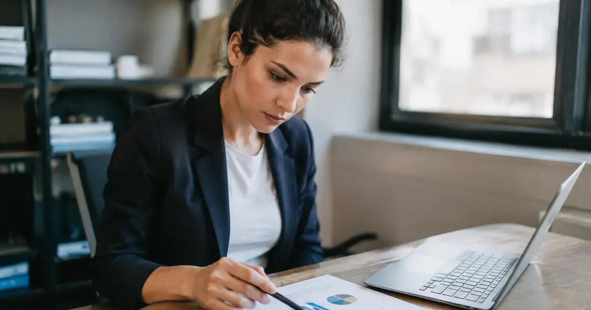 Professionnel examinant graphique chiffres financiers assis