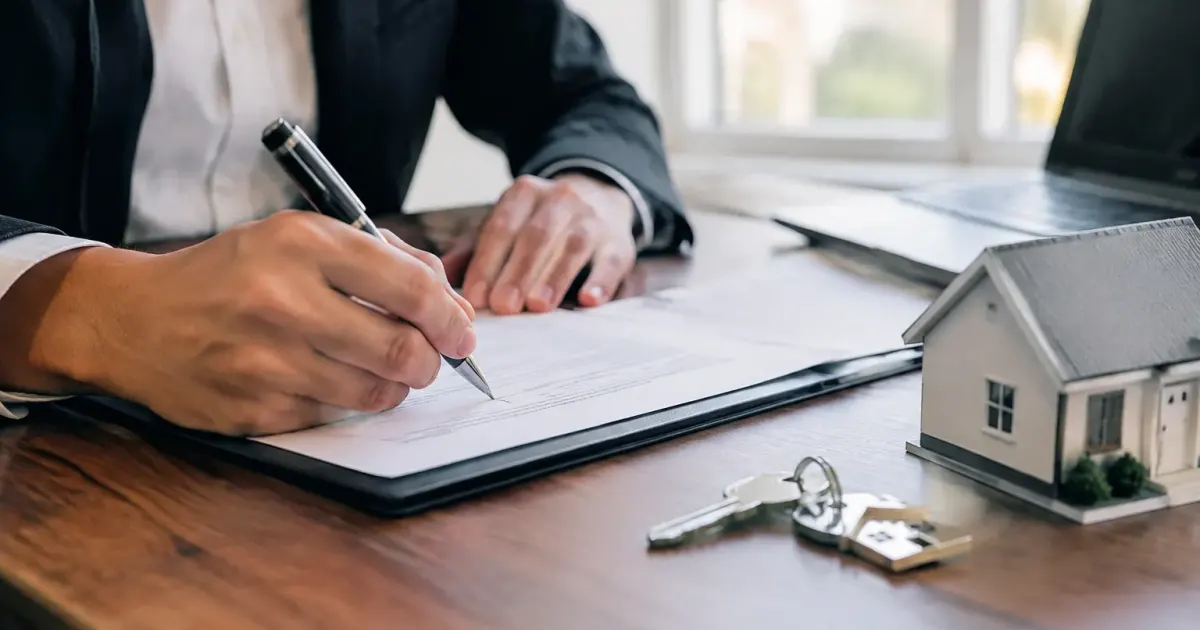 Main signe contrat immobilier cles bureau position horizontale